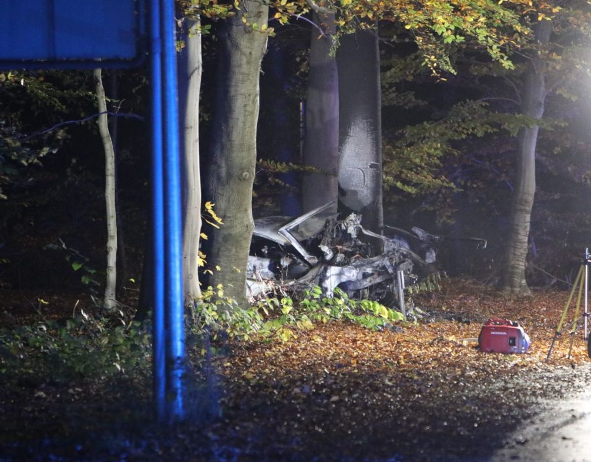 Bilen brød i brand efter ulykken. Foto: Presse-fotos.dk. KLIK for mere.