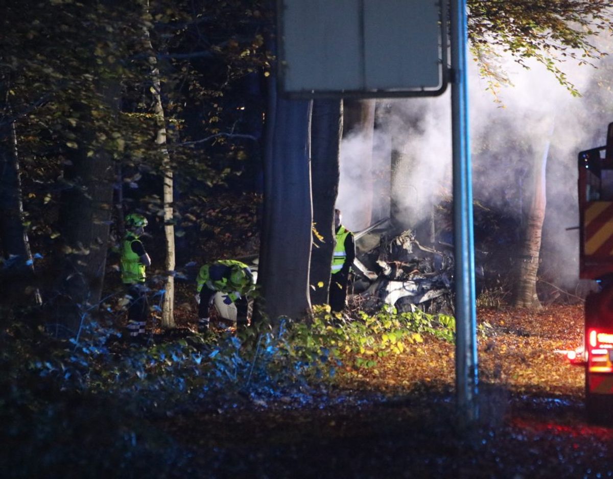 Bilen brød i brand efter ulykken. Foto: Presse-fotos.dk. KLIK for mere.
