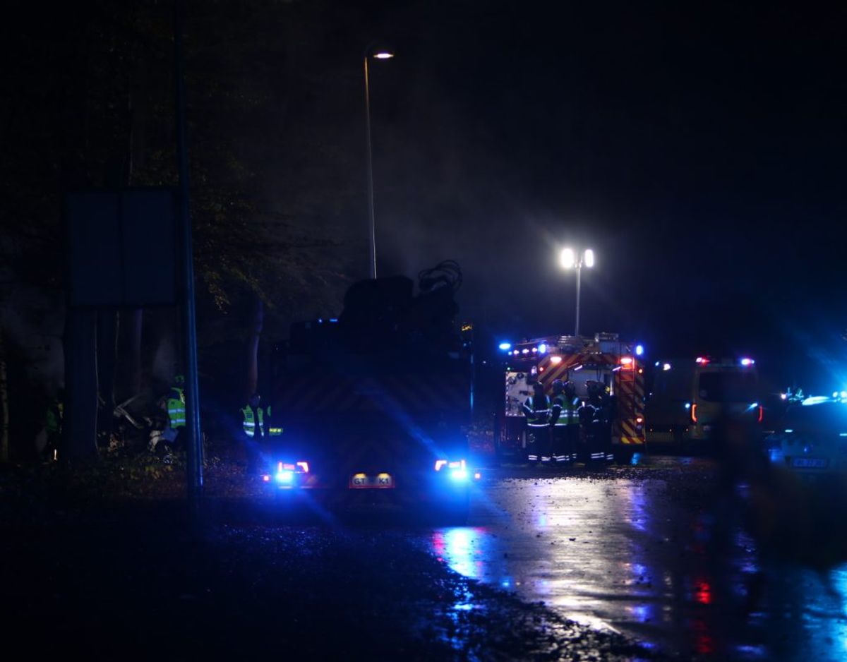 Bilen brød i brand efter ulykken. Foto: Presse-fotos.dk. KLIK for mere.