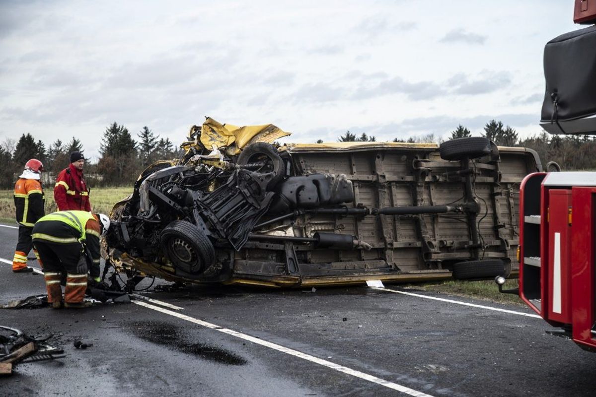 Den dømte kørte i en gul varebil for et fragtfirma. Både hans og forurettedes bil led voldsomme skader. Ægteparret i personbilen omkom. Arkivfoto: René Lind Gammelmark