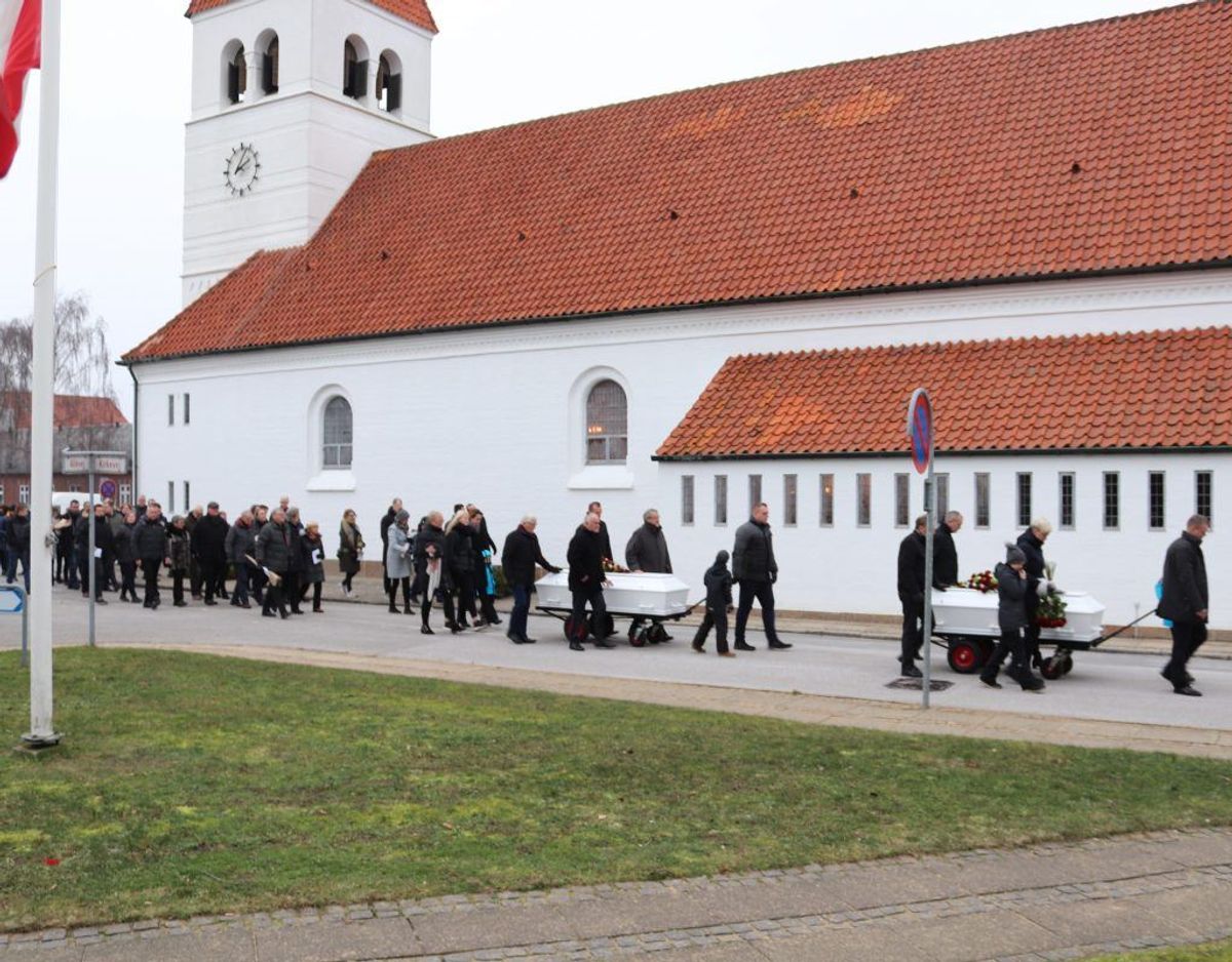 430 familiemedlemmer, venner, naboer og bekendte var med på Hanne og Johannes’ sidste rejse, der foregik fra Tarm Kirke. Foto: Newsbreak.dk