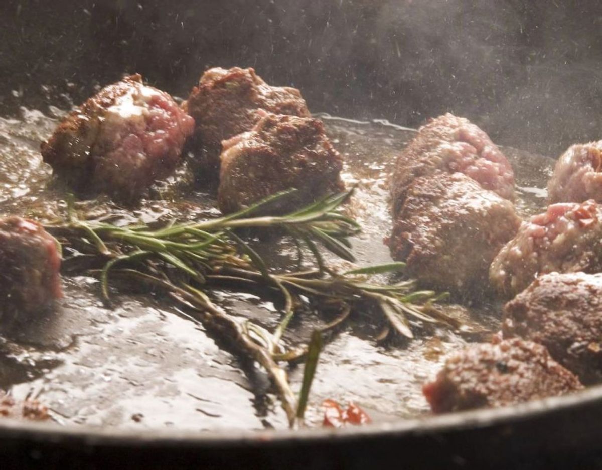 Er du kommet til at brænde for meget mad på flere gange, så er der også en løsning. Fyld din pande eller gryde med vand, så det dækker bunden. Put en spiseske vinsten, en blanding af vinsure og kalium, i. Lad det simre og køl ned. Så kan du skrubbe resterne af. Foto: Scanpix