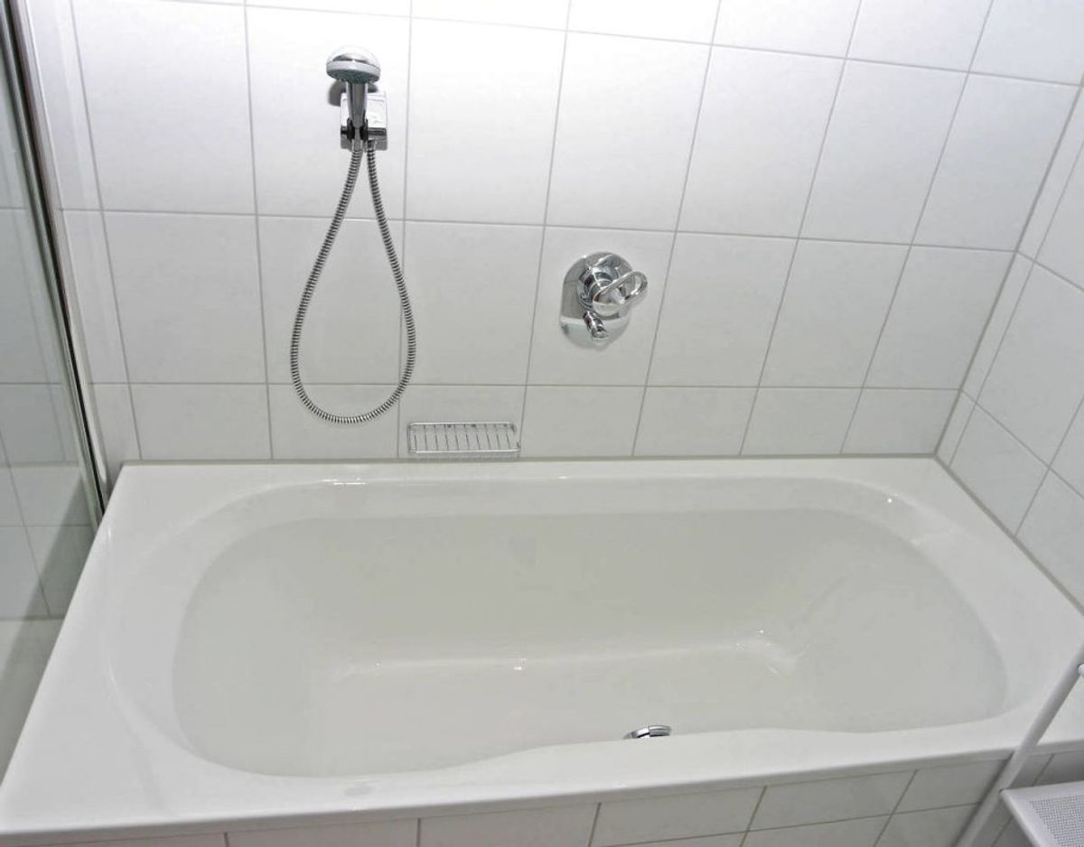 Har du problemer med genstridige pletter på badeværelset måske i dit badekar, kan du blande opvaskemiddel med varmt eddike, sprøjte det på pletterne og lade det sidde i 30 minutter. Derefter kan pletterne nemt tørres væk. Foto: Scanpix
