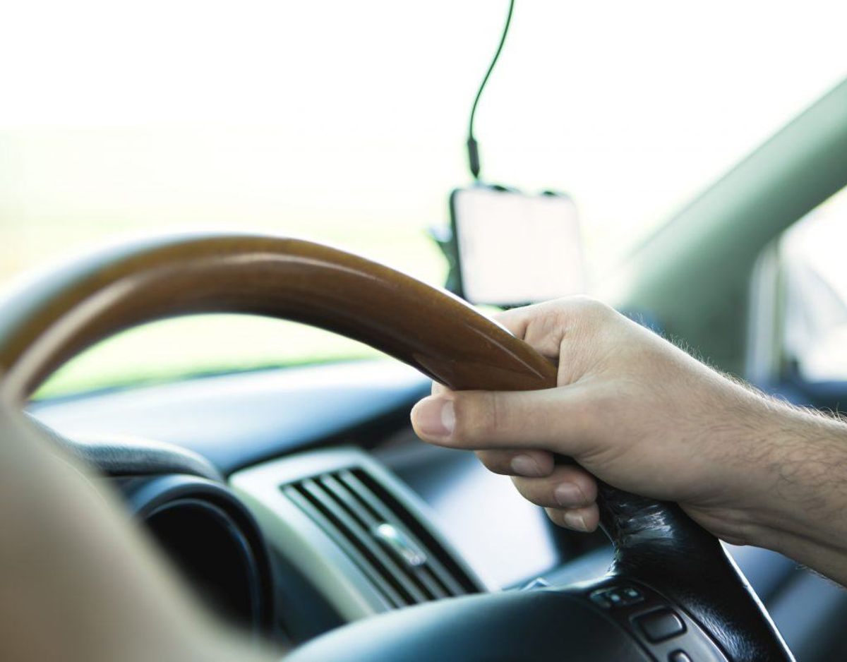 Du må betjene telefonen, hvis den sidder monteret i en holder. Genrefoto. KLIK for at se hvad du ELLERS må i bilen LOVLIGT