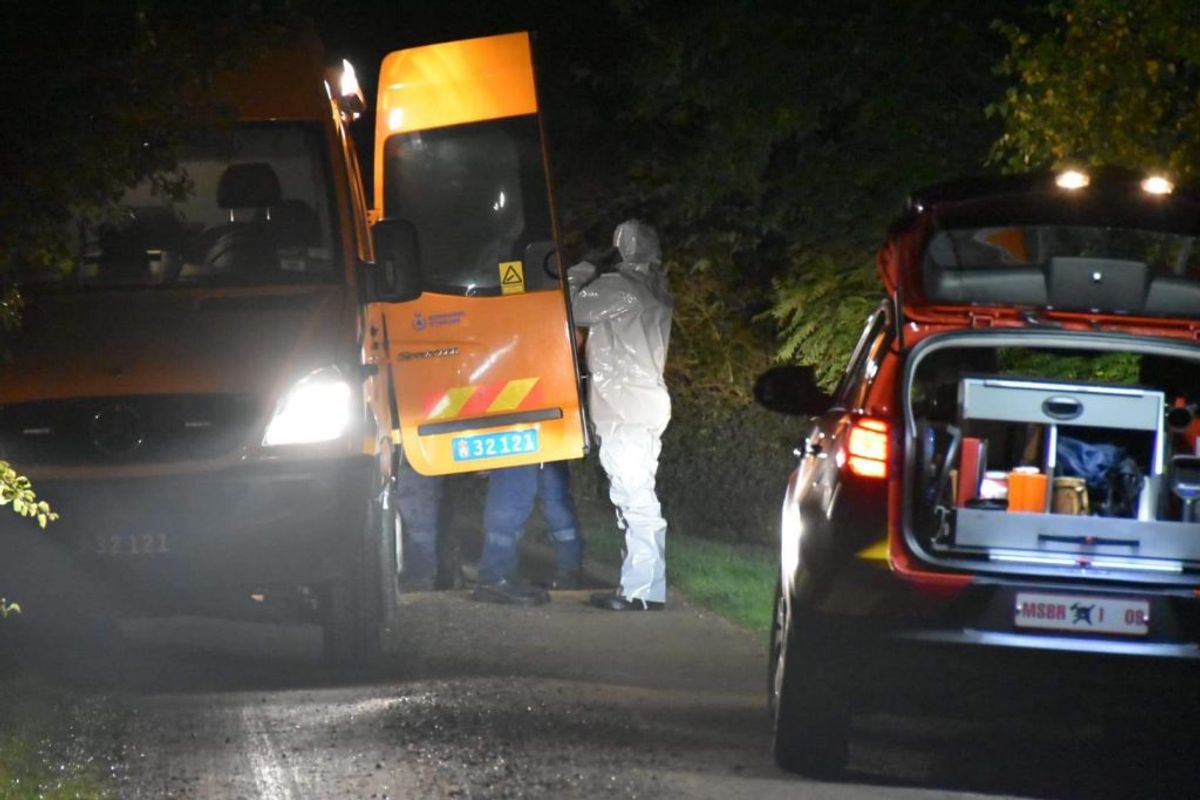 Et område i et sommerhusområde er lige nu afspærret på grund af mistanke om sennepsgas. KLIK for flere billeder. Foto: Presse-fotos.