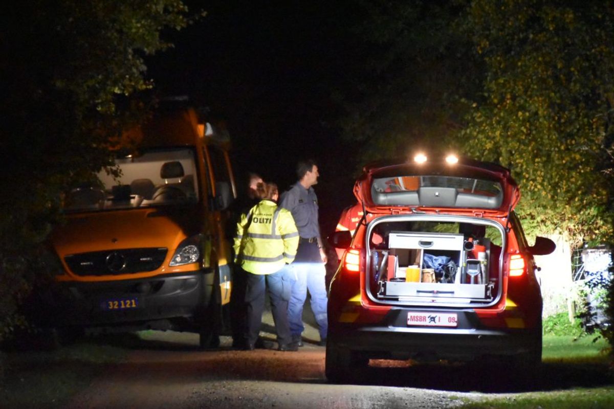 Et område i et sommerhusområde er lige nu afspærret på grund af mistanke om sennepsgas. KLIK for flere billeder. Foto: Presse-fotos.
