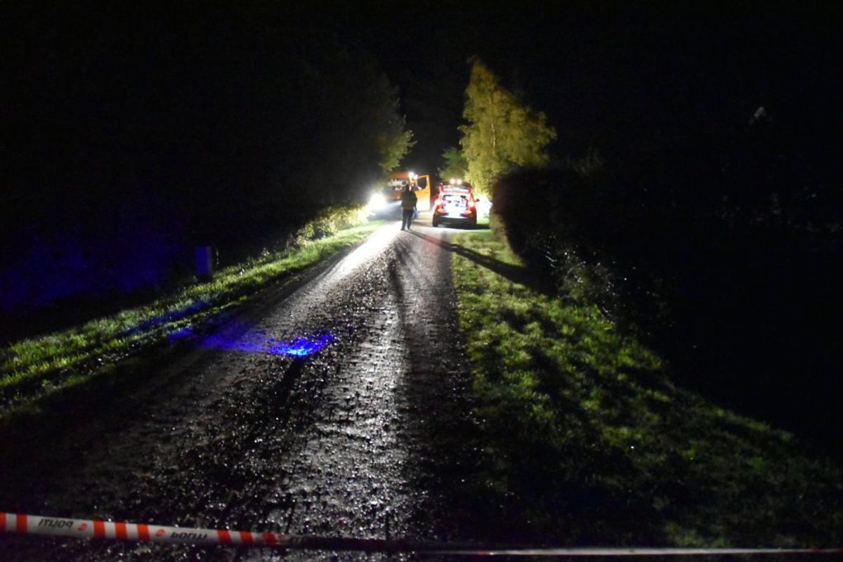 Et område i et sommerhusområde er lige nu afspærret på grund af mistanke om sennepsgas. KLIK for flere billeder. Foto: Presse-fotos.