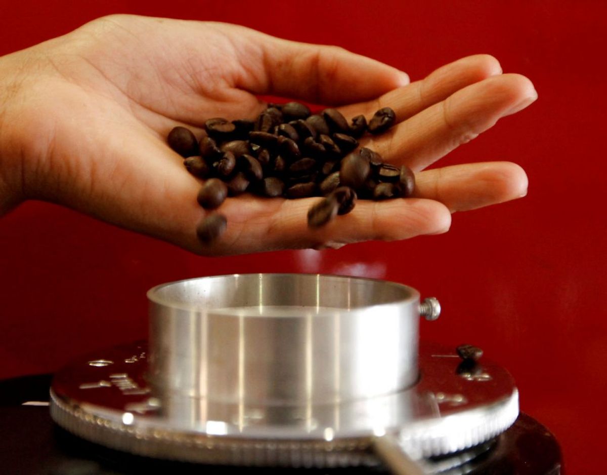 Bliver din kaffekværn også grumset? Du kan gøre den ren ved at smide nogle klumper hvidt brød ned i kværnen, så klæber kafferesterne til brødet, så smider du bare det ud. Foto: Scanpix