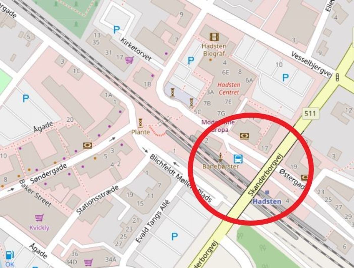 Røveriet skete her i det centrale Hadsten. Foto: Openstreetmap-bidragsydere (C)