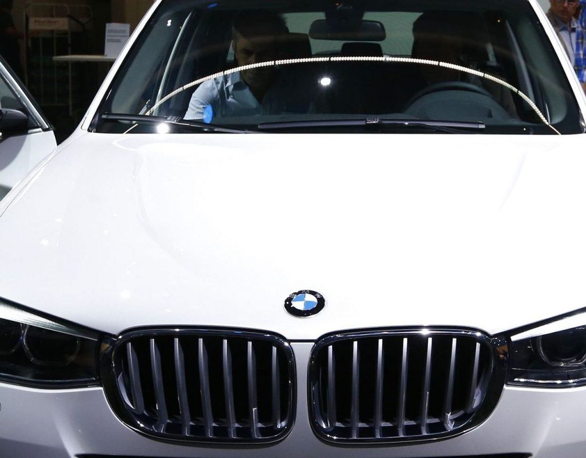 Gerningsmændene kørte fra stedet i en hvid BMW X3. Foto: Scanpix