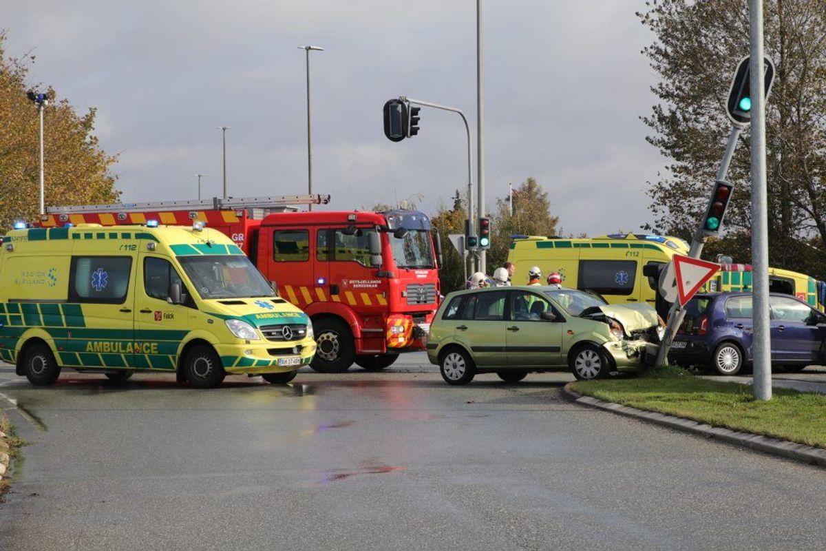 En ambulance er væltet om på siden i en trafikulykke. En personbil er også involveret. KLIK for flere billeder. Foto: Presse-fotos.dk.