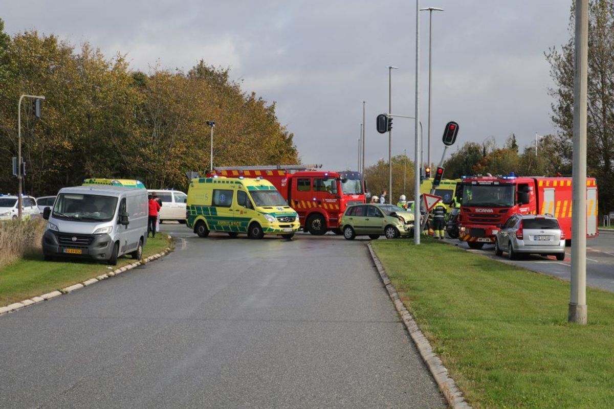 En ambulance er væltet om på siden i en trafikulykke. En personbil er også involveret. KLIK for flere billeder. Foto: Presse-fotos.dk.