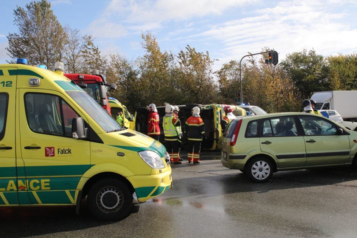 En ambulance er væltet om på siden i en trafikulykke. En personbil er også involveret. KLIK for flere billeder. Foto: Presse-fotos.dk.