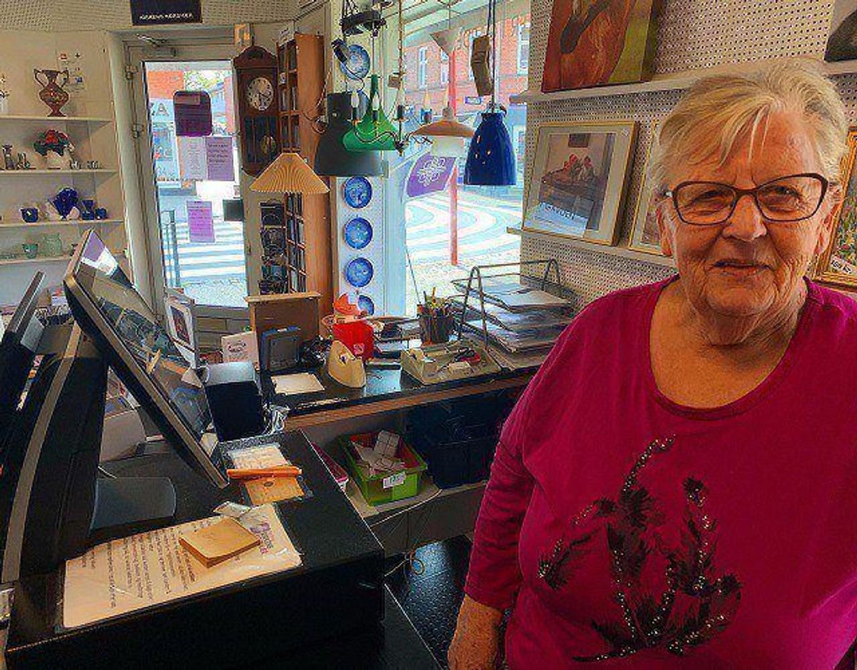 Solveig Pedersen, Hammel, fortæller om bilister, der sætter farten ned. Og færre parkerede biler i selve krydset. Foto: Jørgen Rosengren/Newsbreak.dk.