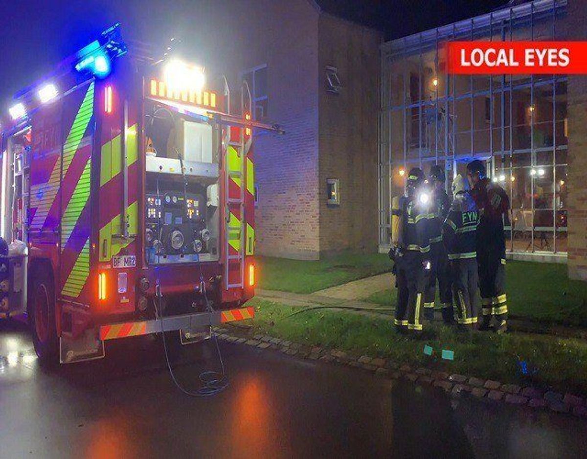Der udbrød brand i en lejlighed i Odense onsdag aften, fordi et stearinlys væltede og antændte noget papir. En person blev kørt på hospitalet til tjek for røgforgiftning. Foto: Local Eyes