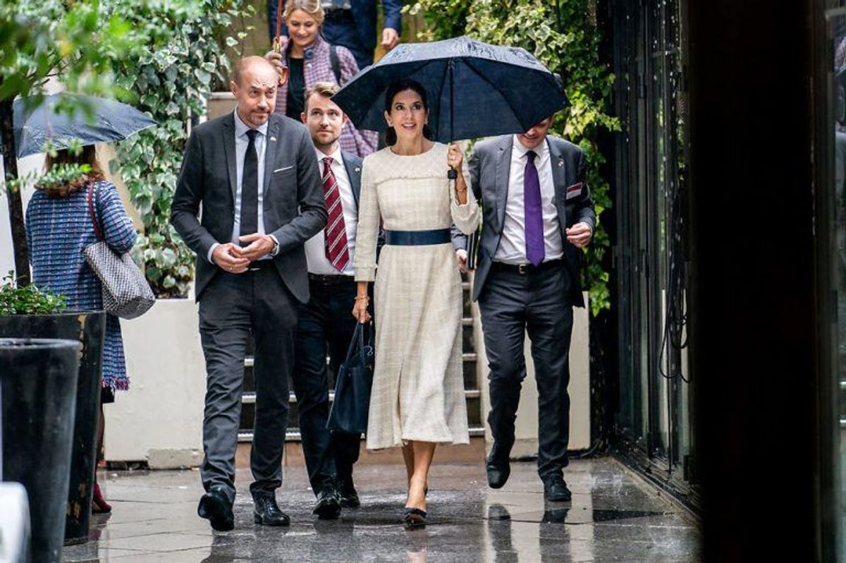 Kronprinsesse Mary ankommer sammen med sundhedsminister Magnus Heunicke (S) til frokost på Restaurant Flora Danica i Danmarkshuset under et erhvervsfremstød i Paris, tirsdag den 8. oktober 2019. Kronprinsparrets besøg i Paris har især fokus på energi og sundhed. KLIK VIDERE FOR FLERE BILLEDER. (Foto: Ida Marie Odgaard/Ritzau Scanpix)