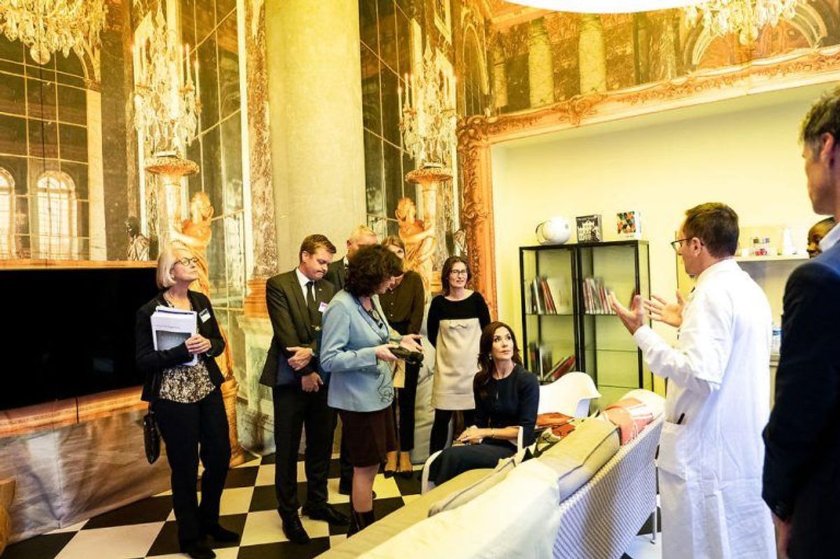 Kronprinsesse Mary besøger det største af 39 offentlige hospitaler i Paris, Hospital Européen Georges-Pompidou, og bliver vist et lokale til unge patienter, designet af Phillippe Starck, under et erhvervsfremstød i Paris, mandag den 7. oktober 2019. Kronprinsparrets besøg i Paris har især fokus på energi og sundhed.. (Foto: Ida Marie Odgaard/Ritzau Scanpix)