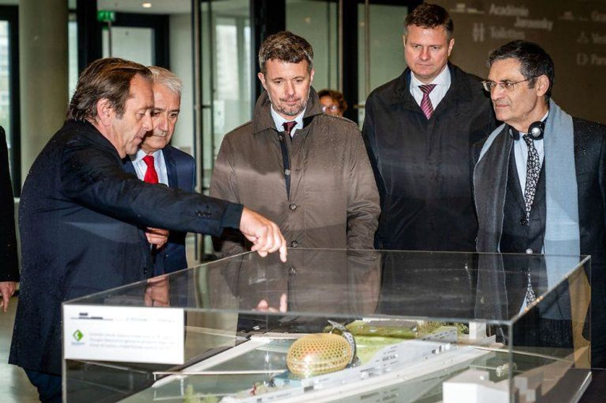 Kronprins Frederik ankommer sammen med den danske ambassadør i Frankrig, Michael Starbæk Christensen, Patrick Devedjian, Præsident for departementsrådet i Hauts-de-Seine, og Jean-Christophe Baguet, borgmester i Boulogne Billancourt, til musikhuset La Seine Musicale på øen Ile Seguin i Seinen under et erhvervsfremstød i Paris, tirsdag den 8. oktober 2019. Musikhuset, der stod færdigt i 2017, er bygget op på den ø, hvor der tidligere lå en Renault fabrik og er et eksempel på, hvordan industriområder kan forvandles til noget, der gavner kulturen. Kronprinsparrets besøg i Paris har især fokus på energi og sundhed.. (Foto: Ida Marie Odgaard/Ritzau Scanpix)