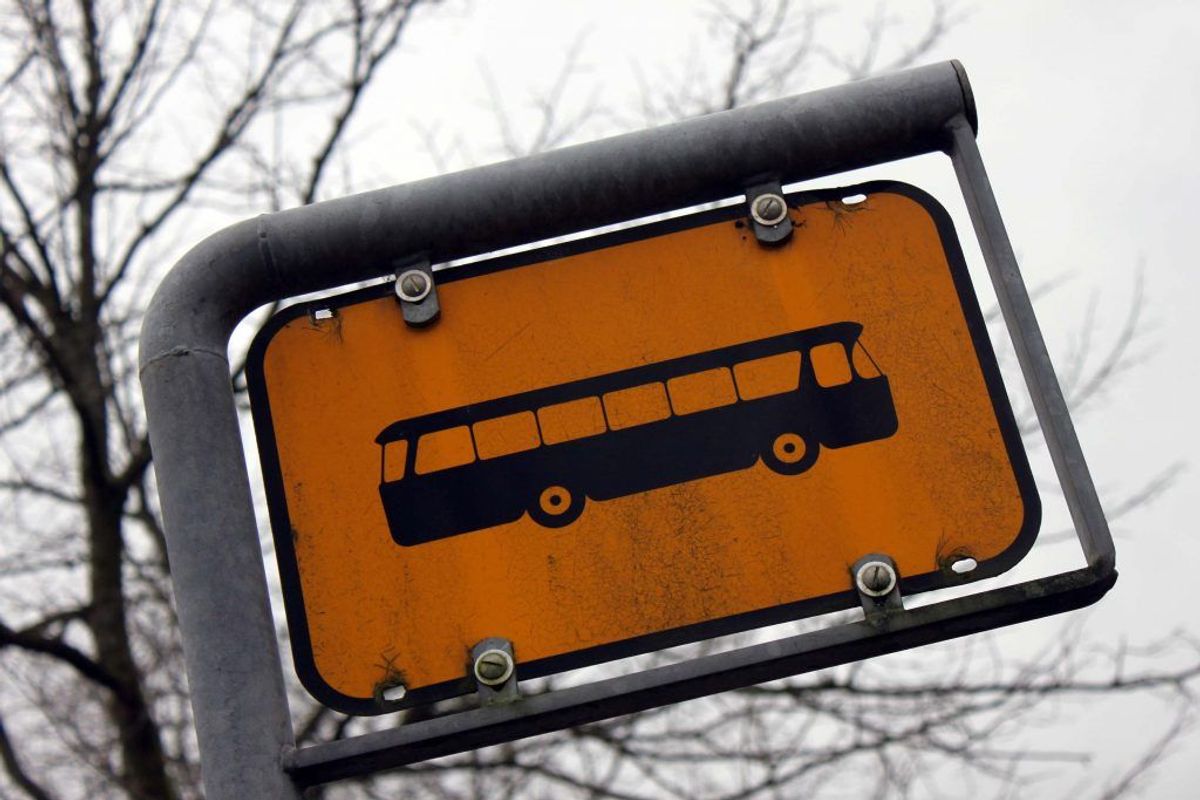En ældre cyklist kom tirsdag i klemme under en bus i Næstved. Han er efterfølgende omkommet, oplyser Sydsjællands og Lolland-Falsters Politi. Genrefoto.