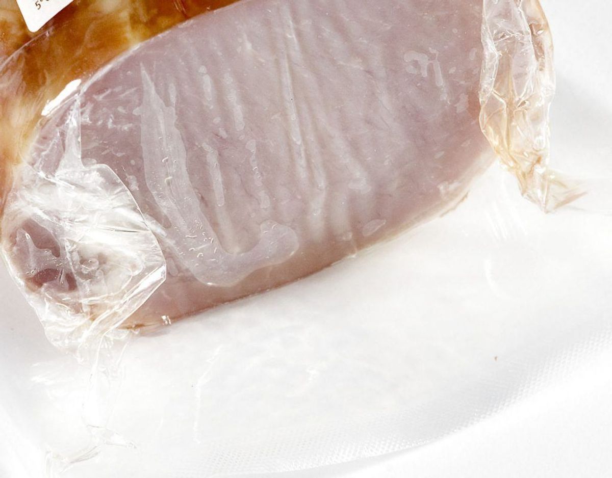 Coop Danmark A/S tilbagekalder Coop Hamburgerryg. Der er fundet enkelte pakninger med gule pletter, og produktet er derfor uegnet til menneskeføde.
Hvilken fødevare:
Coop Hamburgerryg
Nettovægt: 100 g
Bedst før datoer: 27.08.2019, 28.08.2019, 30.08.2019.
EAN: 7340011402985.
Solgt i:
Kvickly, Super Brugsen, Dagli/Lokalbrugsen, Fakta, Coop.dk/Mad. Foto: Scanpix