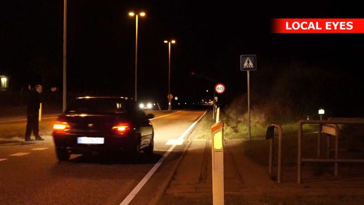 En ung værnepligtig har mistet livet i en trafikulykke. KLIK VIDERE OG SE FLERE BILLEDER FRA STEDET. Foto: Local Eyes.