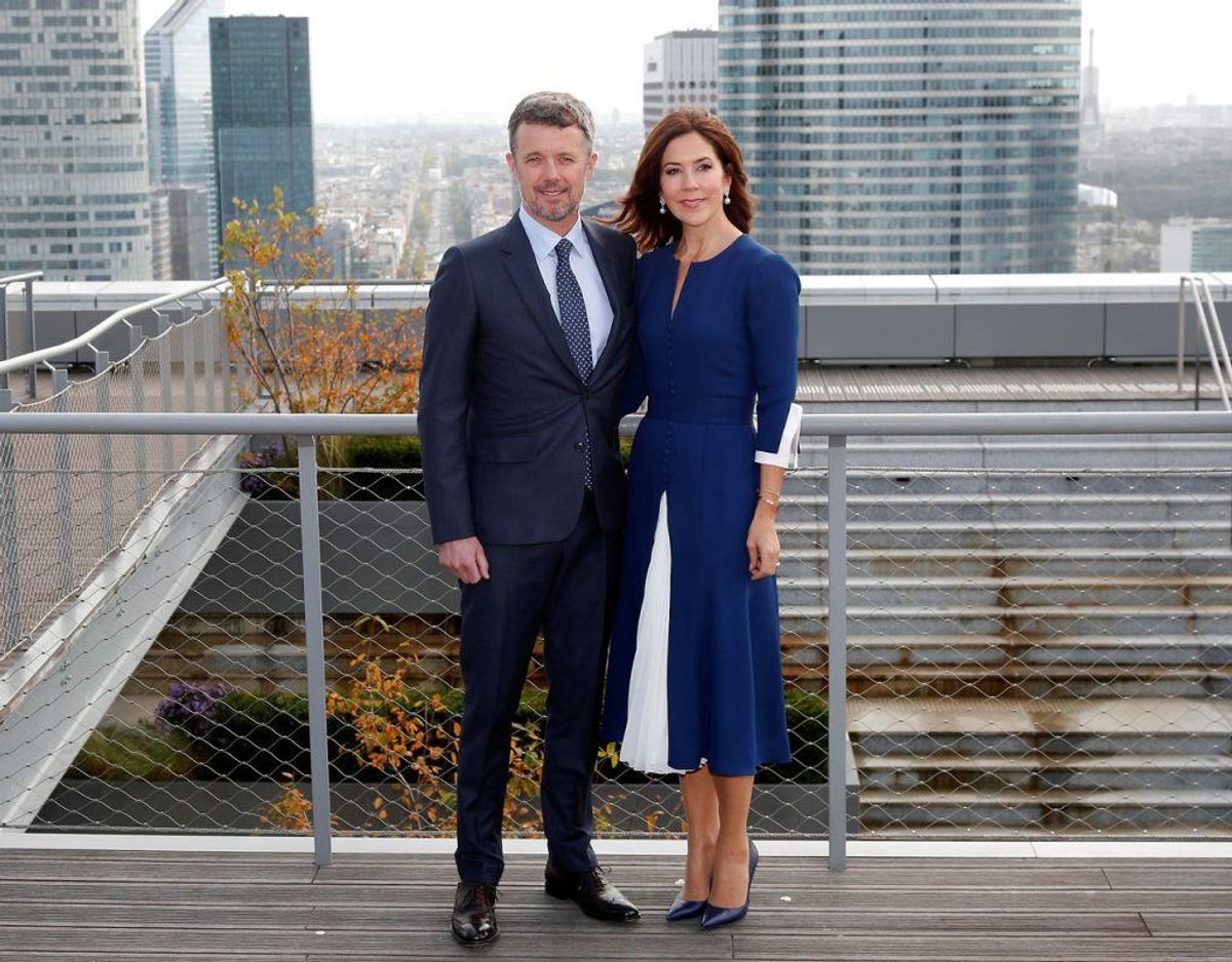 Kronprinsparret poserer for pressen på taget af Grande Arche de la Defense. Klik videre for flere billeder. Foto: Scanpix/REUTERS/Charles Platiau