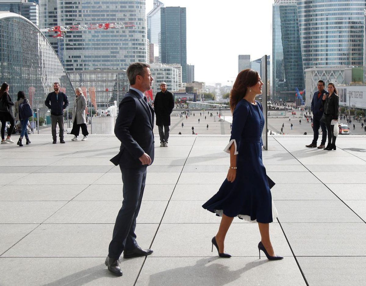 Kronprinsparret ankommer til La Grande Arch de la Defense. Klik videre for flere billeder. Foto: REUTERS/Charles Platiau