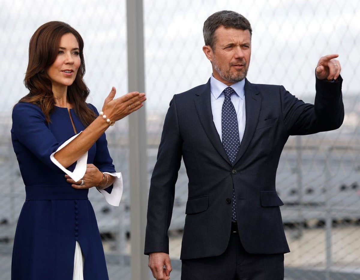 Mandag aften skal kronprinsparret spise middag sammen med den franske præsident Macron og dennes hustru Brigitte Macron. Klik videre for flere billeder. Foto: Scanpix/REUTERS/Charles Platiau