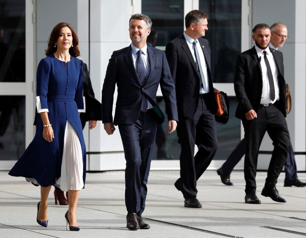 Kronprinsparret på pladsen foran Grande Arche de la Defense. Foto: Scanpix/REUTERS/Charles Platiau