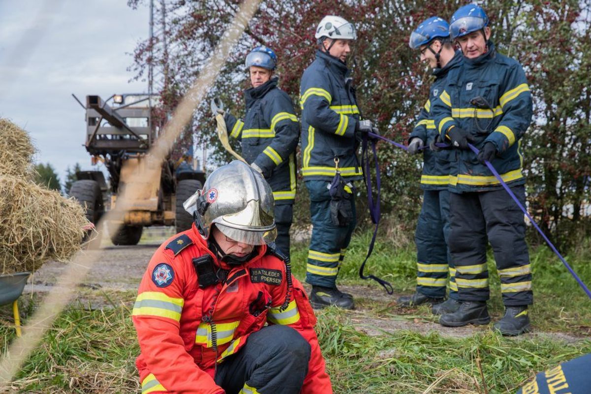 En ung pige kan angiveligt takke brandmænd fra Nordjyllands Beredskab for, hendes hest stadig er i live. Den var faldet i en grøft og kunne ikke selv komme op. KLIK for flere billeder. Foto: Rasmus Skaftved.