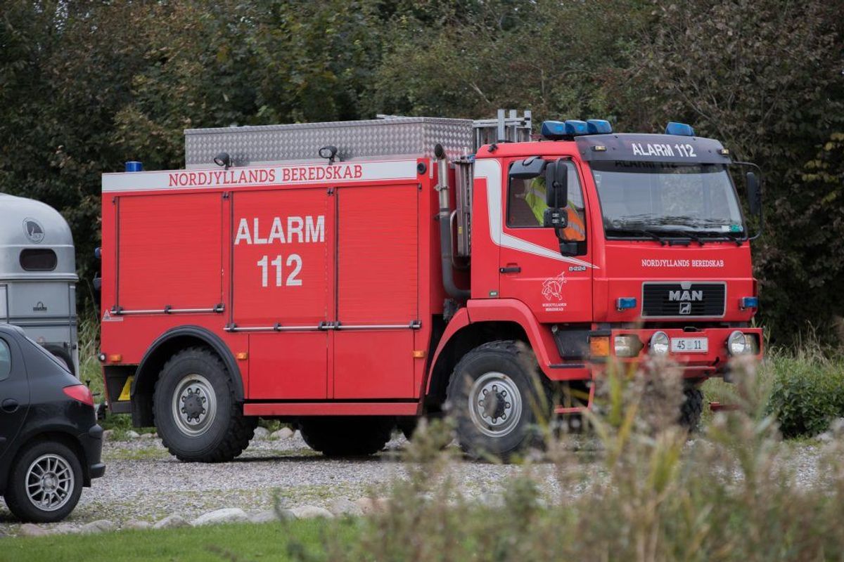 En ung pige kan angiveligt takke brandmænd fra Nordjyllands Beredskab for, hendes hest stadig er i live. Den var faldet i en grøft og kunne ikke selv komme op. KLIK for flere billeder. Foto: Rasmus Skaftved.