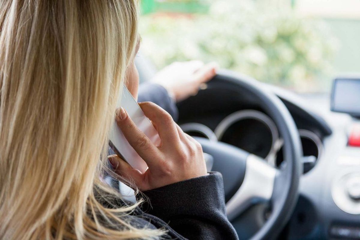 Politiet forventer, at det fra 10. september koster et klip at lave denne øvelse. KLIK og se andre regler om telefoner og biler. Foto: Colourbox.