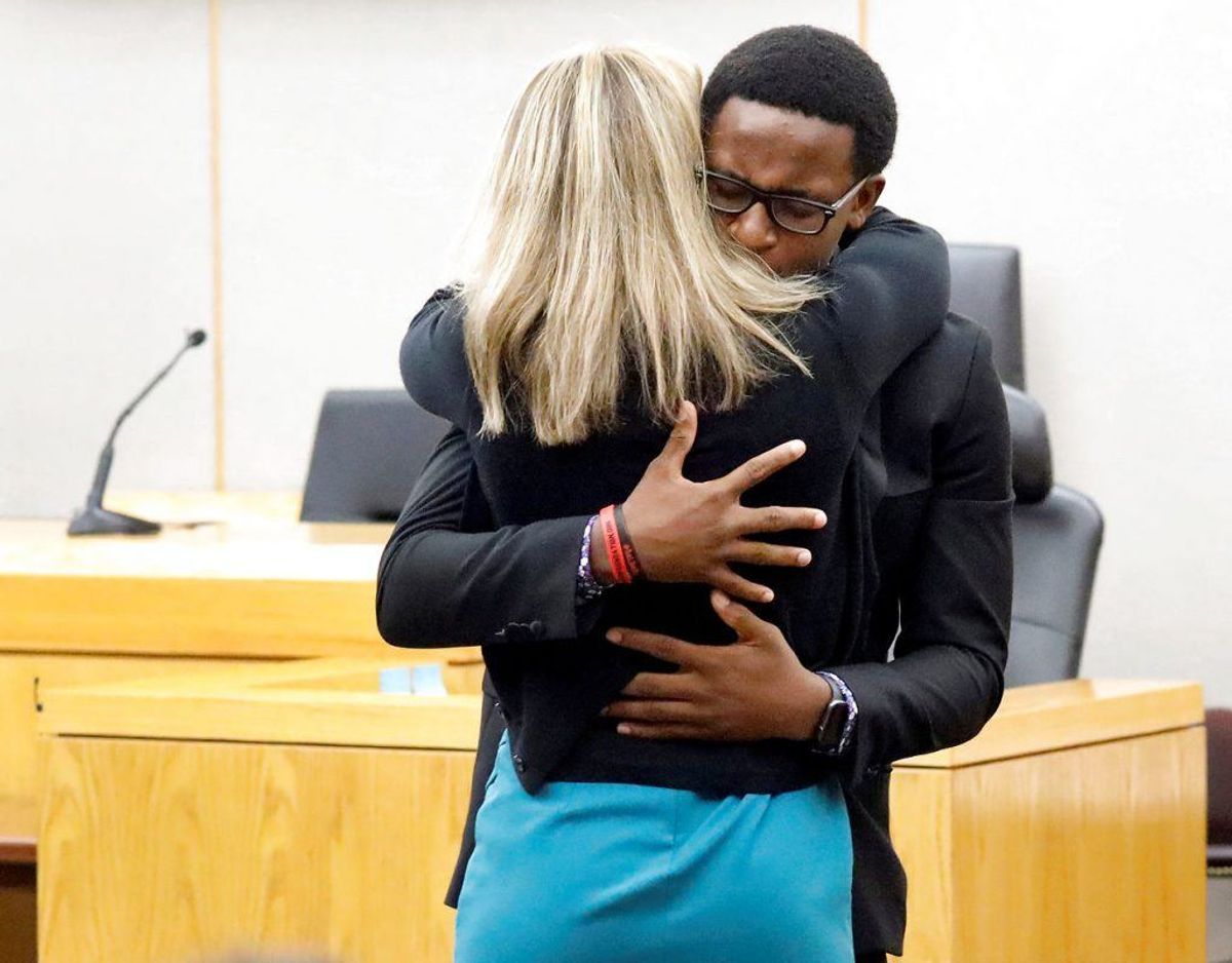 Offeret Botham Jeans bror Brandt Jean gav Guyger en krammer og sagde, at han ville tilgive hende, hvis hun for alvor var ked af det. Foto: Scanpix