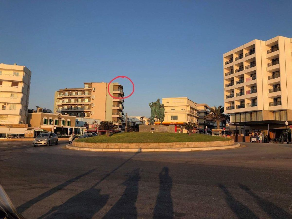 Parret bor på sjette sal på hotellet her. Privatfoto
