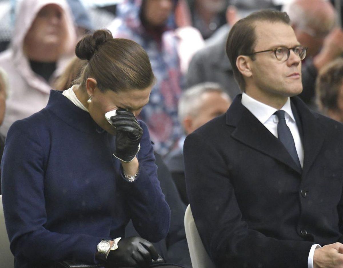 Kronprinsesse Victoria var tydeligt rørt, da hun sammen med prins Daniel lørdag var til mindehøjtidelighed for Estonia-katastrofen. Foto: Janerik Henriksson/TT/Ritzau Scanpix.