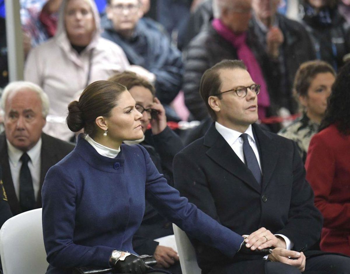 Prins Daniel var tydeligt en stor støtte for den rørte kronprinsesse. Foto: Janerik Henriksson/TT/Ritzau Scanpix.