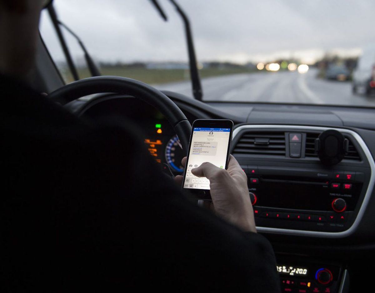 Knap 900 bilister er i uge 38 blevet taget for at være uopmærksomme i trafikken. Særligt har bilisterne fokuseret på deres telefoner under kørsel. Klik videre og få gode råd til at undgå uopmærksomhed. Foto: Scanpix