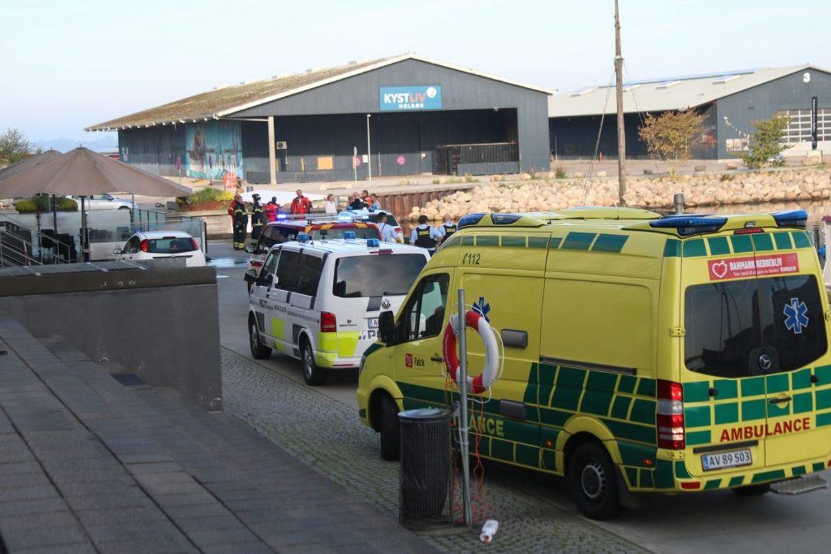 En yngre kvinde er druknet. Politiet arbejde på at få hende identificeret. KLIK for flere billeder. Foto: Presse-fotos.dk.