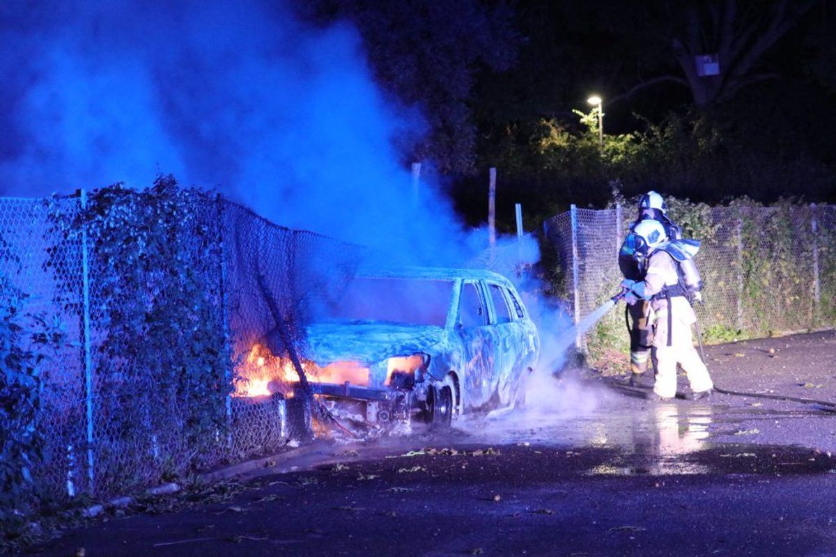 Bilbranden blev anmeldt 01.56. Foto: Presse-fotos.dk. KLIK for mere.