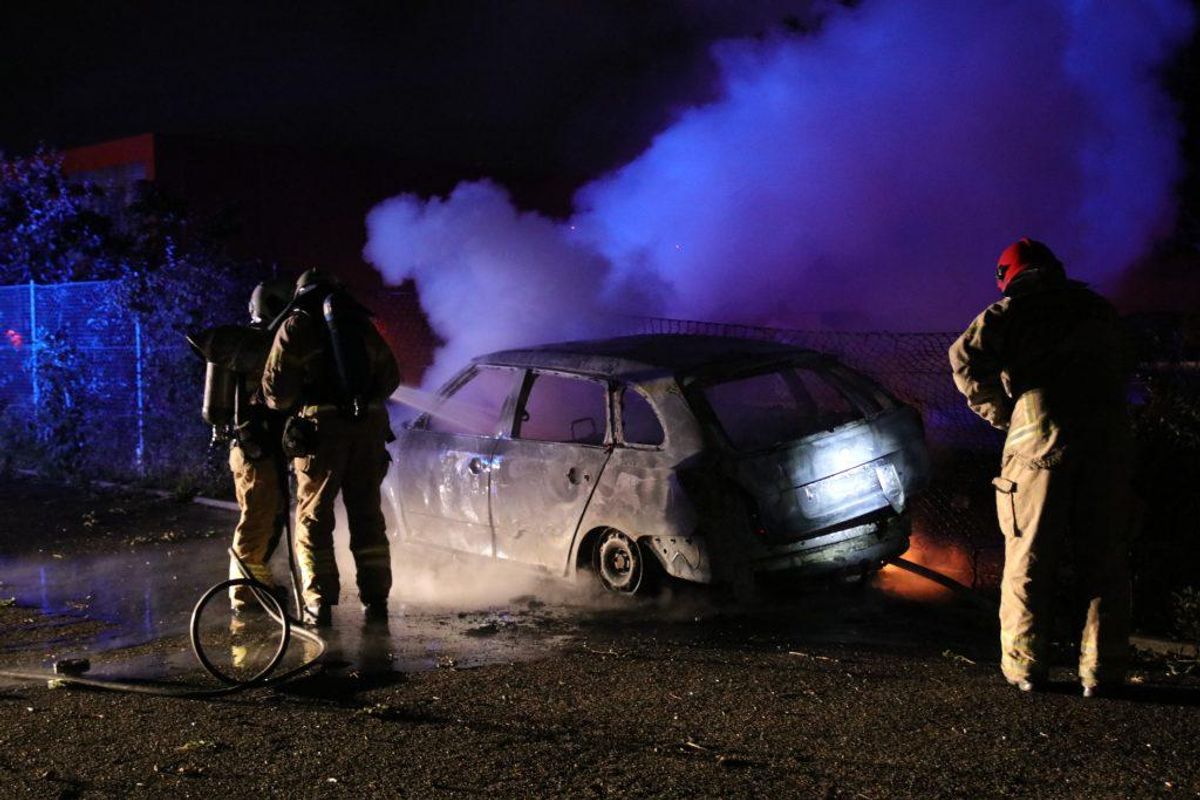 Bilbranden blev anmeldt 01.56. Foto: Presse-fotos.dk. KLIK for mere.