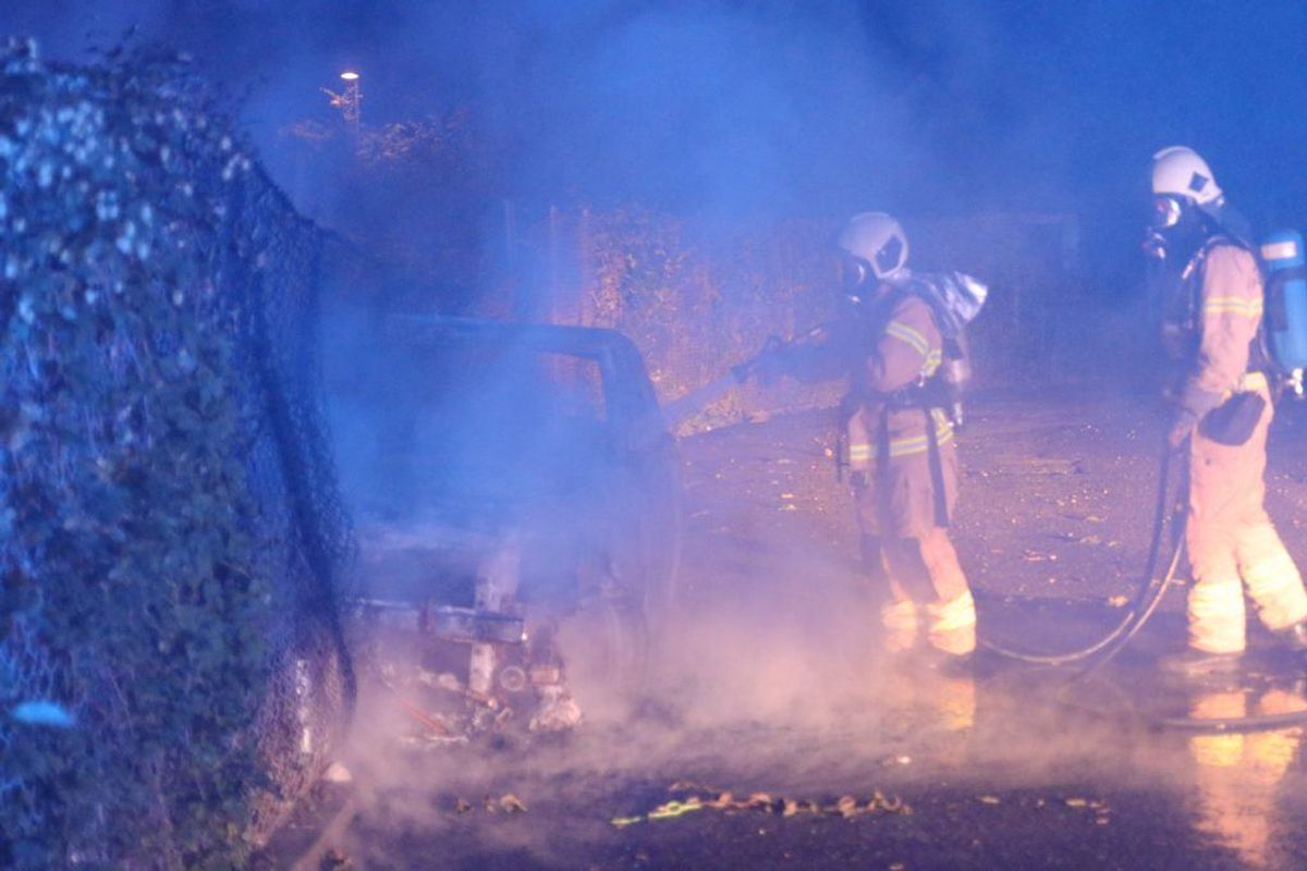 Bilbranden blev anmeldt 01.56. Foto: Presse-fotos.dk. KLIK for mere.