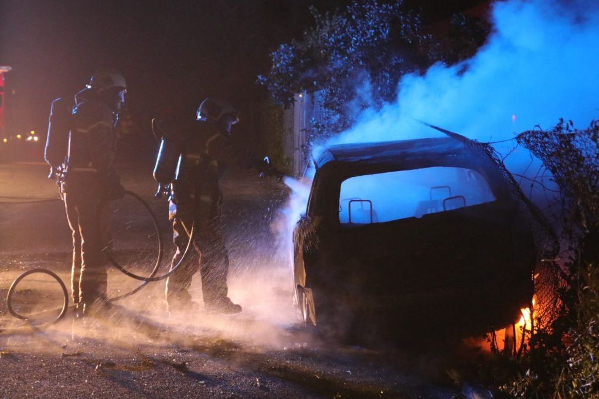 Bilbranden blev anmeldt 01.56. Foto: Presse-fotos.dk. KLIK for mere.