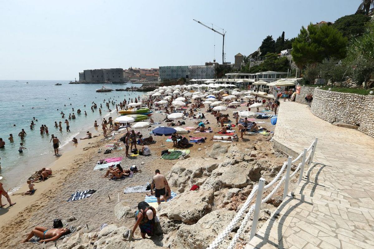 Det er yderst populært at bade omkring Dubrovnik by. Foto: Scanpix