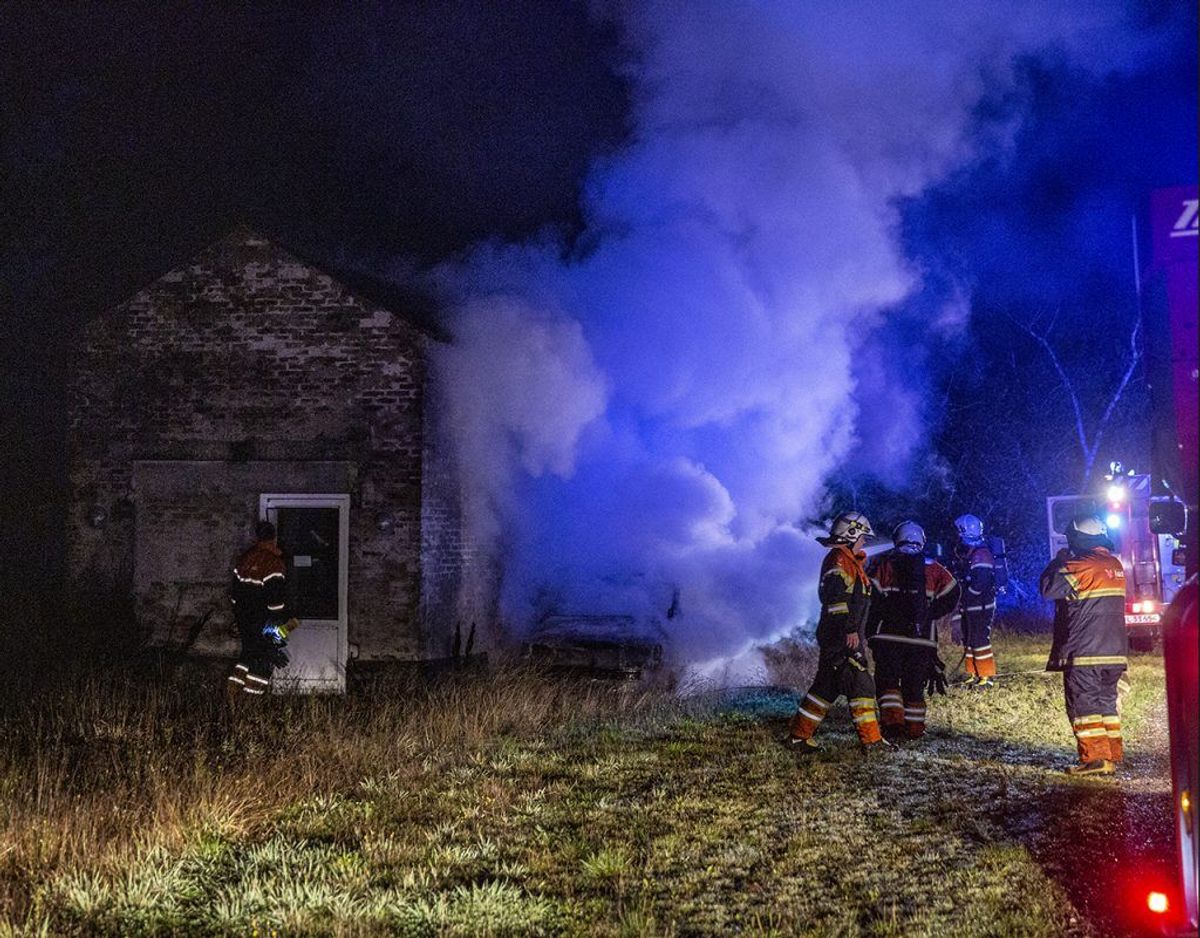 Bilbranden var ret voldsom og som det fremgår af billederne i galleriet her, så kommer den ikke ud at køre igen. Foto: René Lind Gammelmark. KLIK VIDERE OG SE HVORDAN BILEN SER UD EFTER BRANDEN