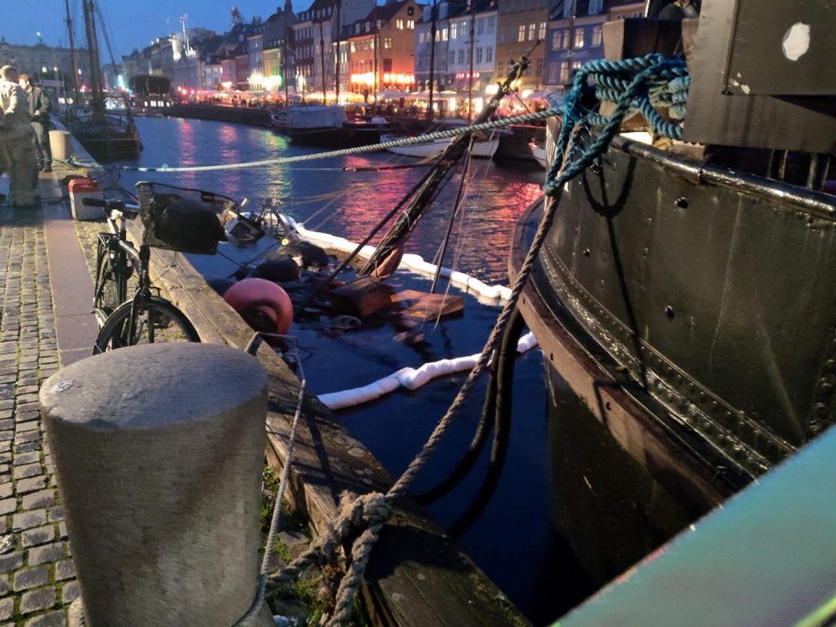 Sådan ser det ud, når en båd pludselig går til bunds. KLIK for flere billeder. Foto: Presse-fotos.dk.