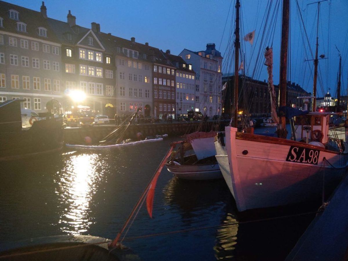 Sådan ser det ud, når en båd pludselig går til bunds. KLIK for flere billeder. Foto: Presse-fotos.dk.