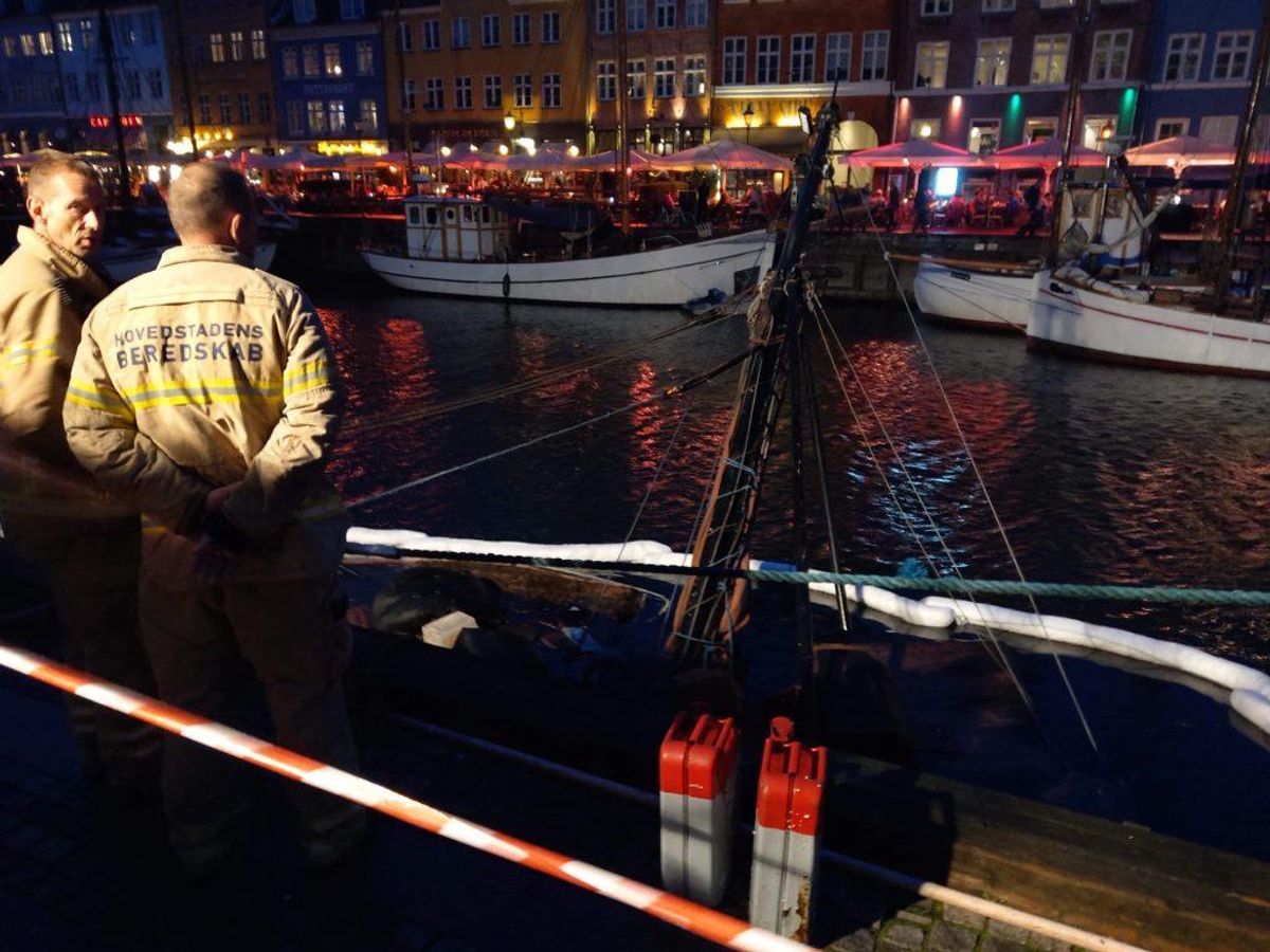 Sådan ser det ud, når en båd pludselig går til bunds. KLIK for flere billeder. Foto: Presse-fotos.dk.