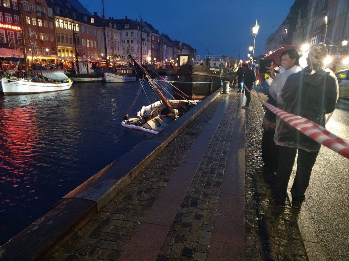 Sådan ser det ud, når en båd pludselig går til bunds. KLIK for flere billeder. Foto: Presse-fotos.dk.