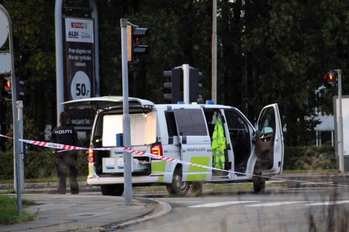 Politiet er massivt til stede efter melding om skyderi – flere veje er spærret af. KLIK for flere billeder. Foto: Presse-fotos.dk.