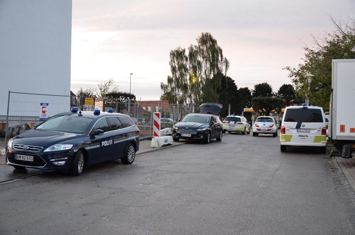 Politiet er massivt til stede og flere veje er spærret af. KLIK for flere billeder. Foto: Presse-fotos.dk.